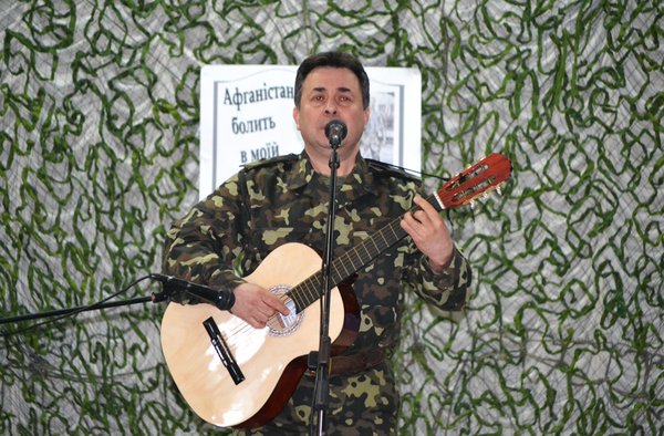 Командир військової кафедри Валерій Цкітішвілі заспівав пісню «Один патрончик на двоих»